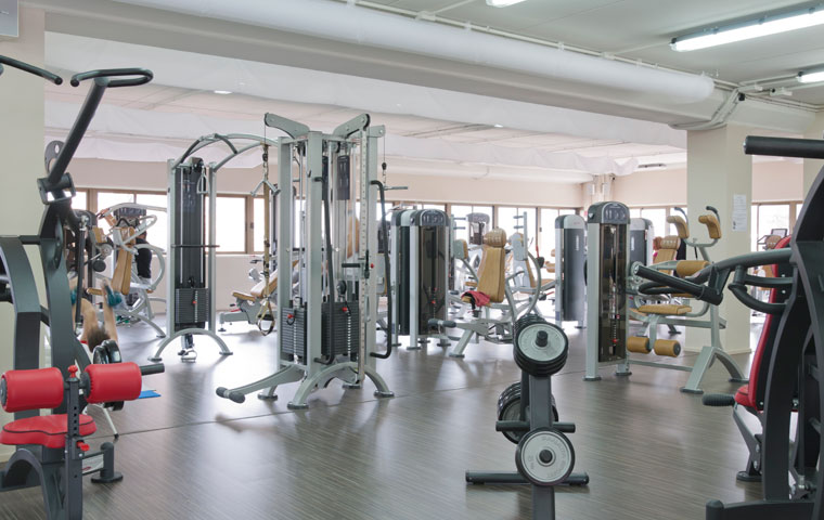 La sala attrezzi con le macchine per il fitness